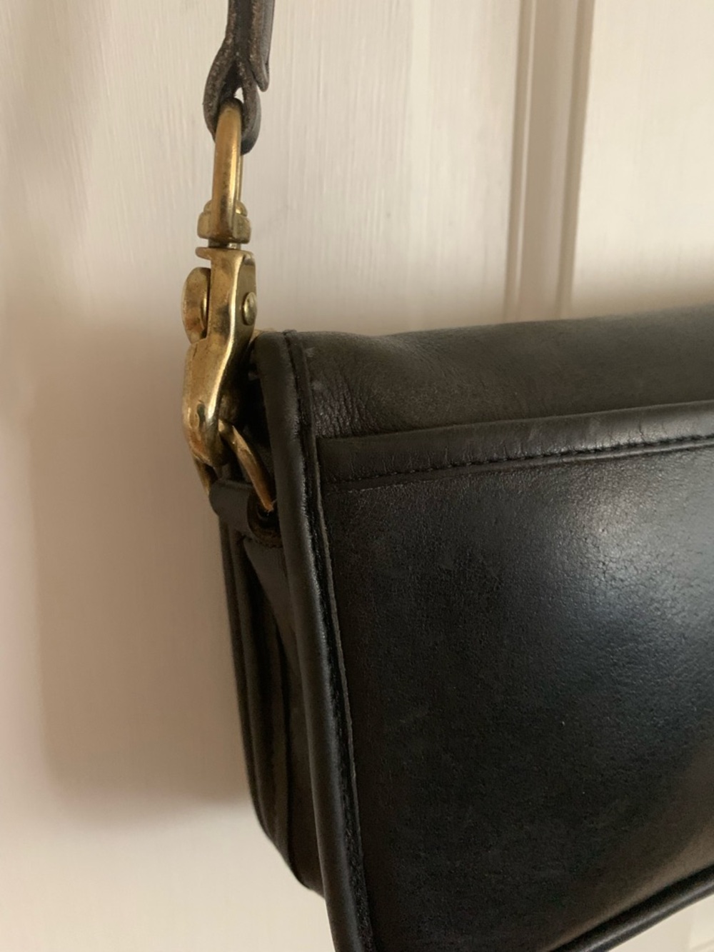 Vintage coach Black Leather Crossbody Bag with Turn-Lock Closure - Picture 7 of 16